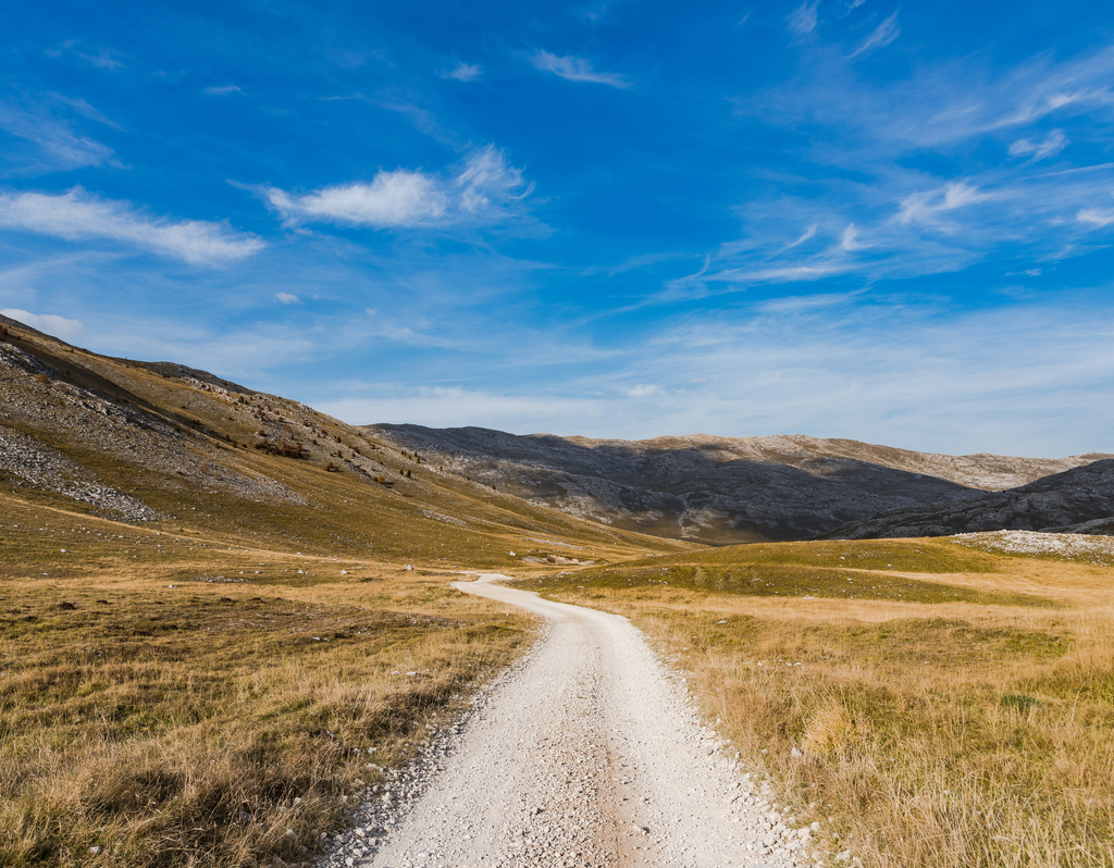 Lais Puzzle - Straße bis zum Horizont, ländliche Steppe und kurvige Hügel, Bosnien - 40, 100, 200, 500, 1.000 & 2.000 Teile p-285883