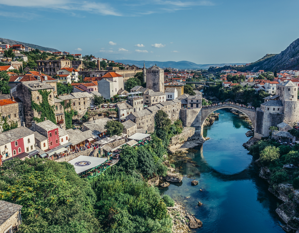 Lais Puzzle - Blick auf die Alte Brücke, rekonstruierte osmanische Brücke aus dem 16. Jahrhundert, Hauptattraktion der Altstadt von Mostar, Bosnien und Herzegowina - 40, 100, 200, 500, 1.000 & 2.000 Teile p-285937