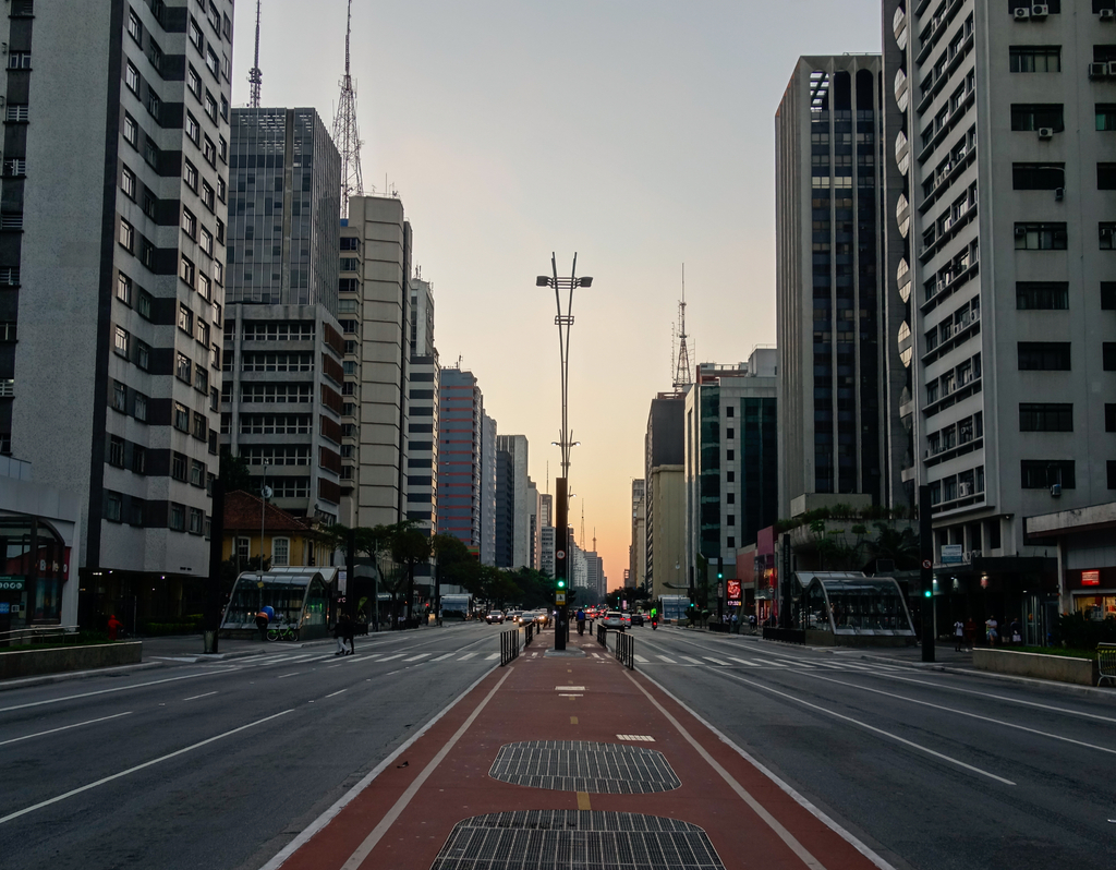 Lais Puzzle - Avenida Paulista in Sao Paulo, bei Sonnenuntergang. Gebäude und Verkehr im Finanzzentrum - 40, 100, 200, 500, 1.000 & 2.000 Teile p-286411
