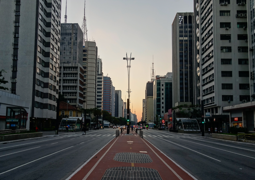 Lais Puzzle - Avenida Paulista in Sao Paulo, bei Sonnenuntergang. Gebäude und Verkehr im Finanzzentrum - 1.000 Teile p-286415