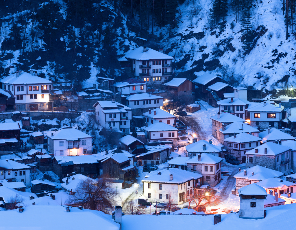 Lais Puzzle - Schneemärchen in Bulgarien. Die Nacht geht über dem Dorf Shiroka Laka unter, Bulgarien - 40, 100, 200, 500, 1.000 & 2.000 Teile p-286675