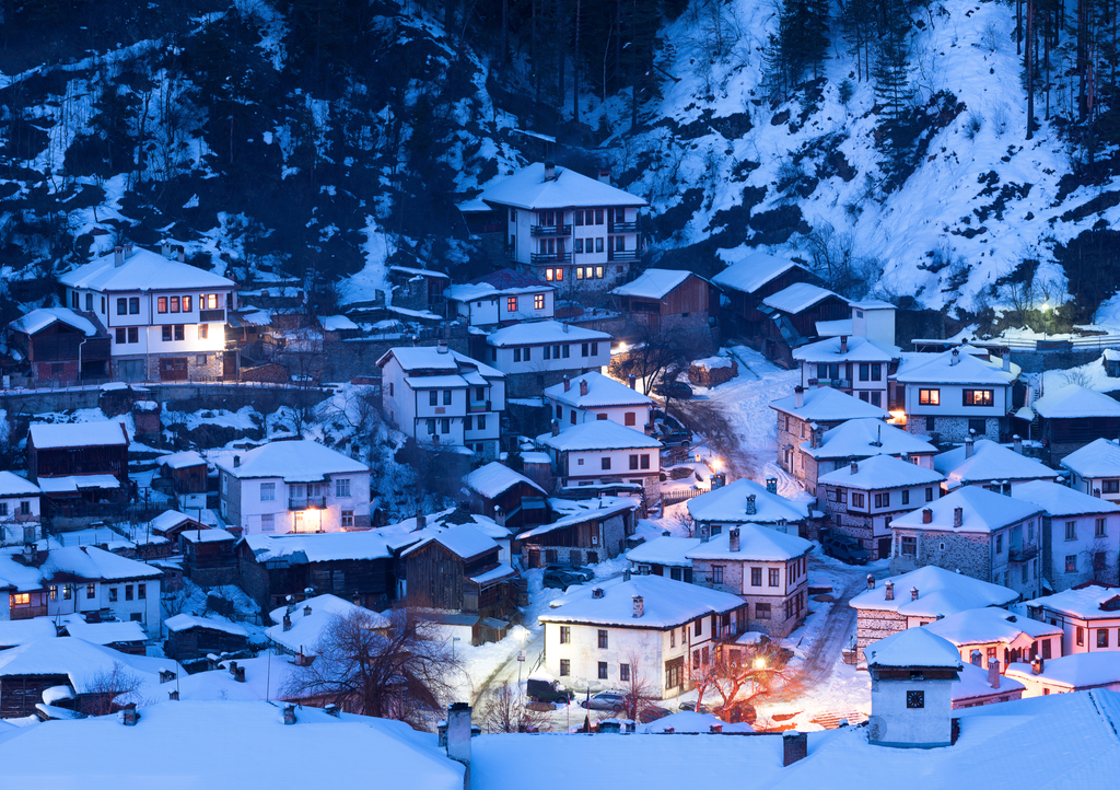 Lais Puzzle - Schneemärchen in Bulgarien. Die Nacht geht über dem Dorf Shiroka Laka unter, Bulgarien - 1.000 Teile p-286679