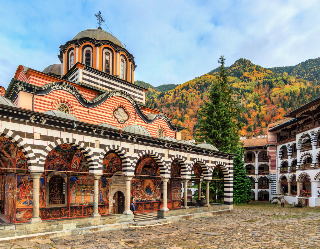Lais Puzzle - Schöner Blick auf das orthodoxe Rila-Kloster, eine berühmte Touristenattraktion und Kulturdenkmal im Rila-Naturpark-Gebirge in Bulgarien - 40, 100, 200, 500, 1.000 & 2.000 Teile p-286717
