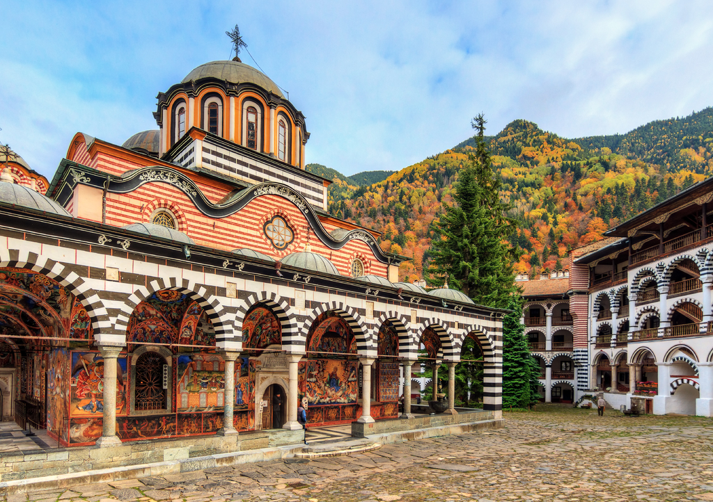 Lais Puzzle - Schöner Blick auf das orthodoxe Rila-Kloster, eine berühmte Touristenattraktion und Kulturdenkmal im Rila-Naturpark-Gebirge in Bulgarien - 1.000 Teile p-286721