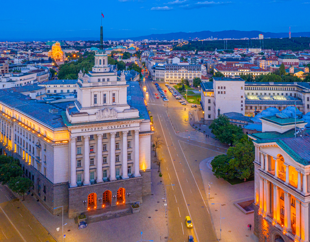 Lais Puzzle - Sonnenuntergangsansicht des Largo-Platzes in Sofia mit dem Gebäude der Nationalversammlung (auf dem Bild in kyrillischer Schrift), Bulgarien - 40, 100, 200, 500, 1.000 & 2.000 Teile p-286813