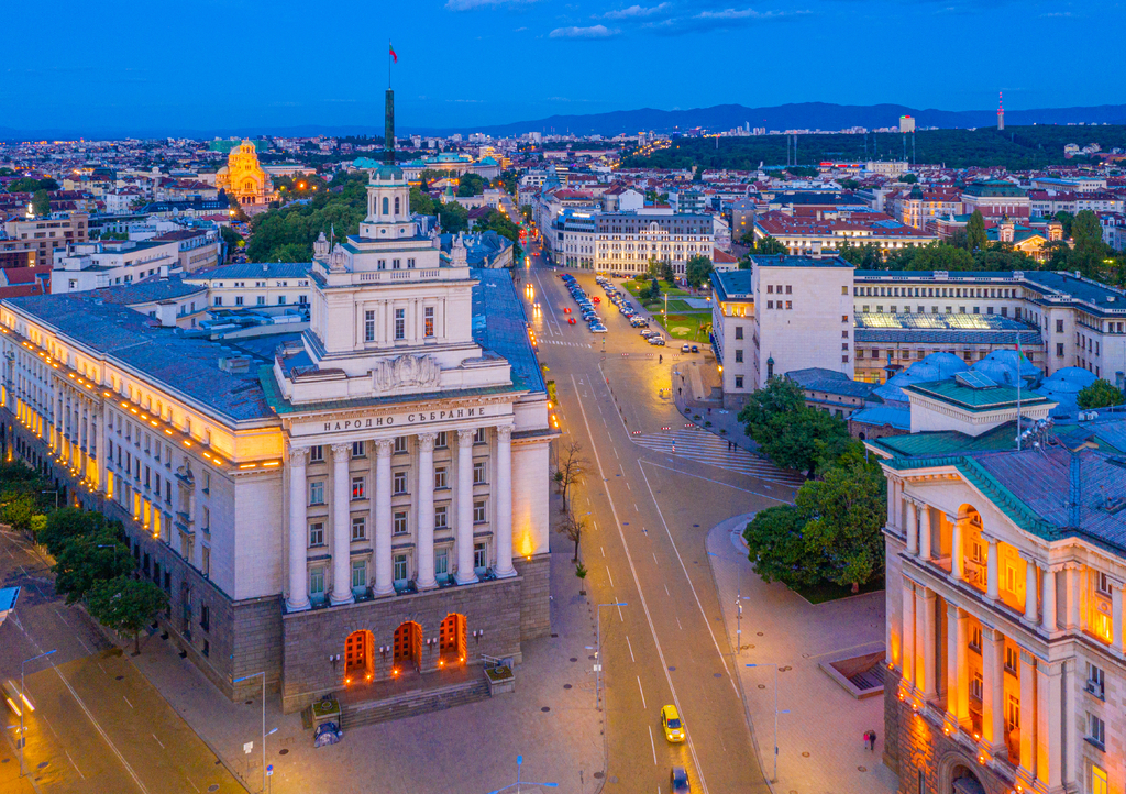Lais Puzzle - Sonnenuntergangsansicht des Largo-Platzes in Sofia mit dem Gebäude der Nationalversammlung (auf dem Bild in kyrillischer Schrift), Bulgarien - 1.000 Teile p-286817