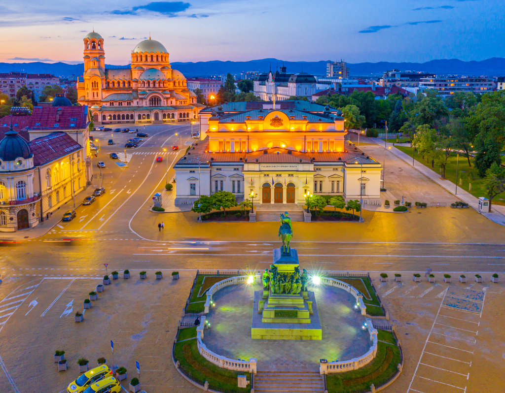 Lais Puzzle - Nachtansicht der Nationalversammlung der Republik Bulgarien und der Alexander-Newski-Kathedrale in Sofia. Das Schild bedeutet: "Einigkeit macht stark - 40, 100, 200, 500, 1.000 & 2.000 Teile p-286819