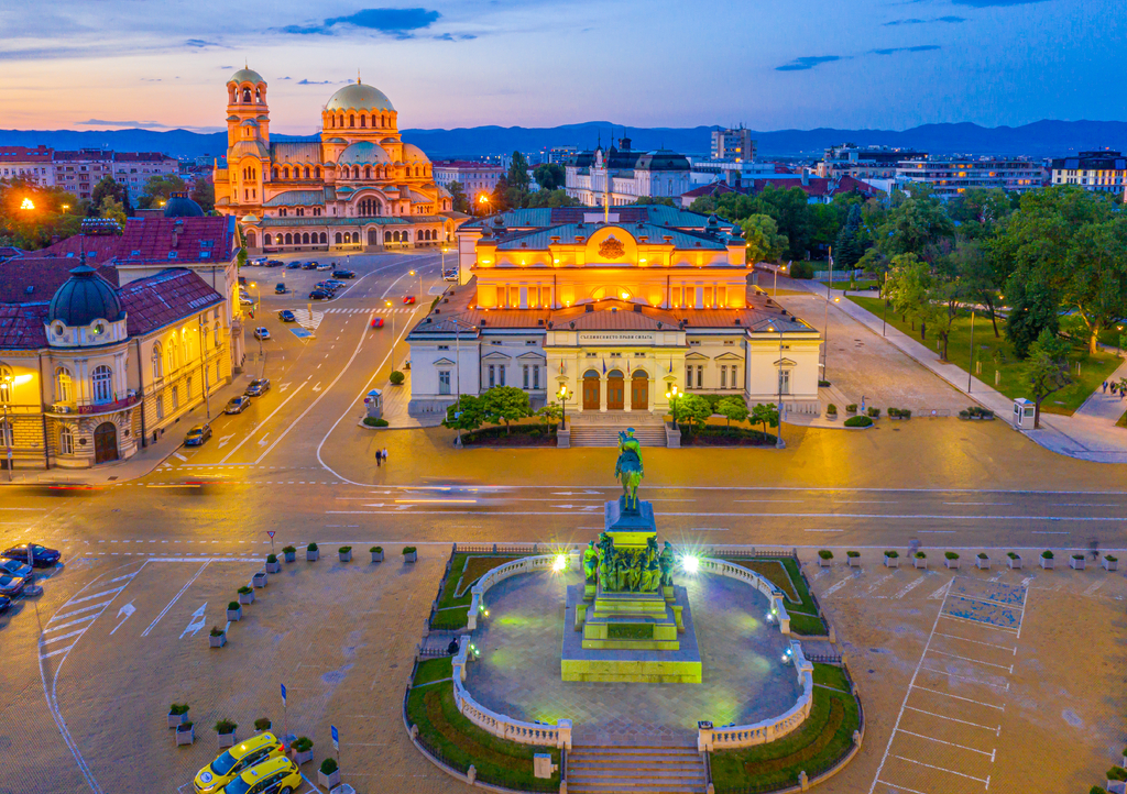 Lais Puzzle - Nachtansicht der Nationalversammlung der Republik Bulgarien und der Alexander-Newski-Kathedrale in Sofia. Das Schild bedeutet: "Einigkeit macht stark - 1.000 Teile p-286823