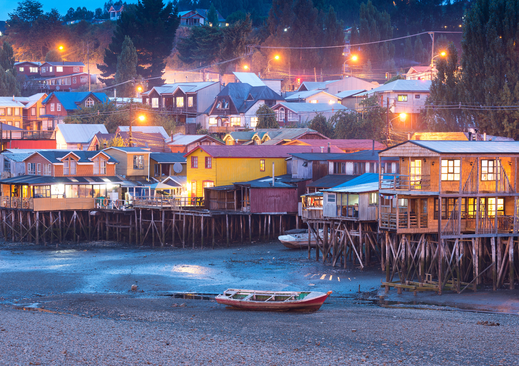 Lais Puzzle - Traditionelle Stelzenhäuser, so genannte Palafitos, in der Stadt Castro auf der Insel Chiloe in Südchile - 1.000 Teile p-286973