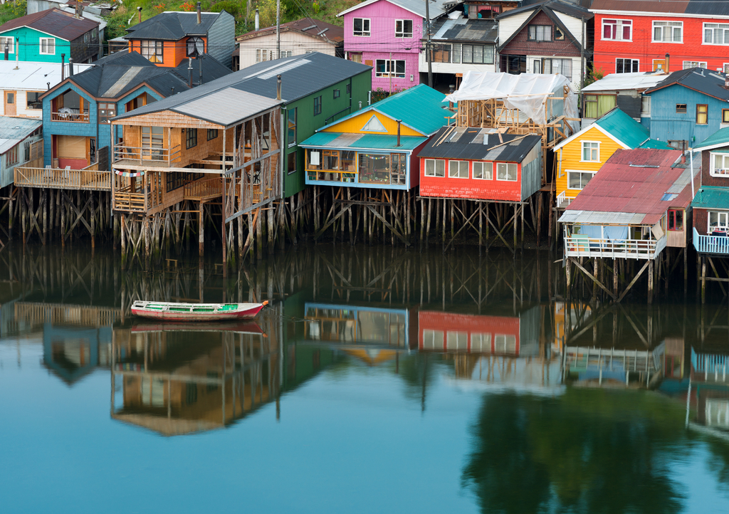 Lais Puzzle - Traditionelle Stelzenhäuser, so genannte Palafitos, in der Stadt Castro auf der Insel Chiloe im Süden Chiles - 1.000 Teile p-286997