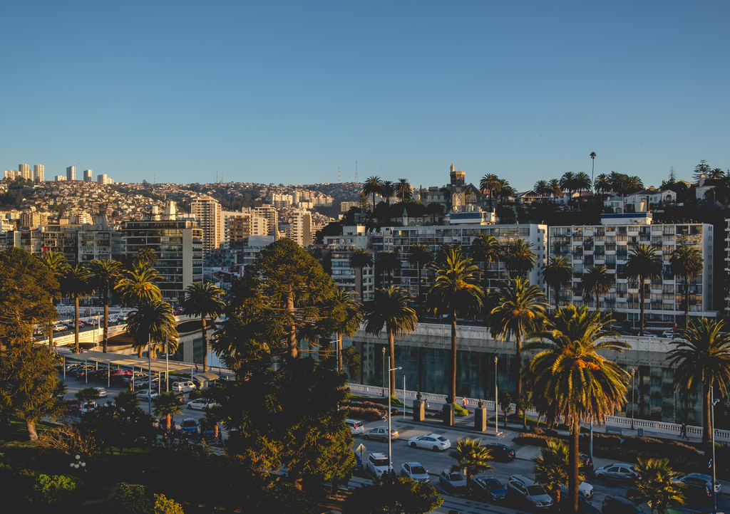 Lais Puzzle - Abendlicher Blick auf die Skyline der H&uuml;gel von Valparaiso und Vi&ntilde;a del Mar mit sch&ouml;nem Sonnenuntergangslicht und dem Fluss Marga Marga, Chile - 1.000 Teile p-287225