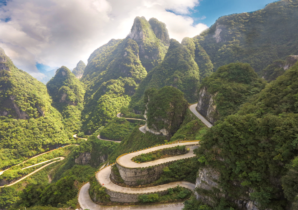 Lais Puzzle - Serpentinenstraße mit neunundneunzig Kurven im Tianmenshan-Nationalpark in Dzhanjadce, China - 1.000 Teile p-287357