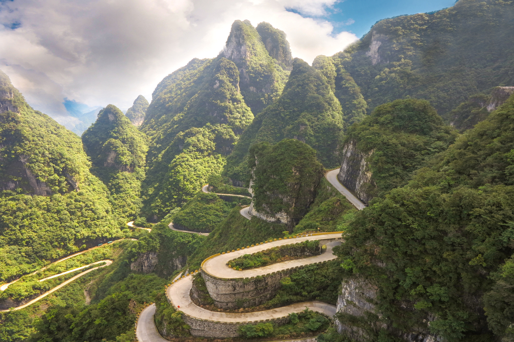 Lais Puzzle - Serpentinenstraße mit neunundneunzig Kurven im Tianmenshan-Nationalpark in Dzhanjadce, China - 2.000 Teile p-287358