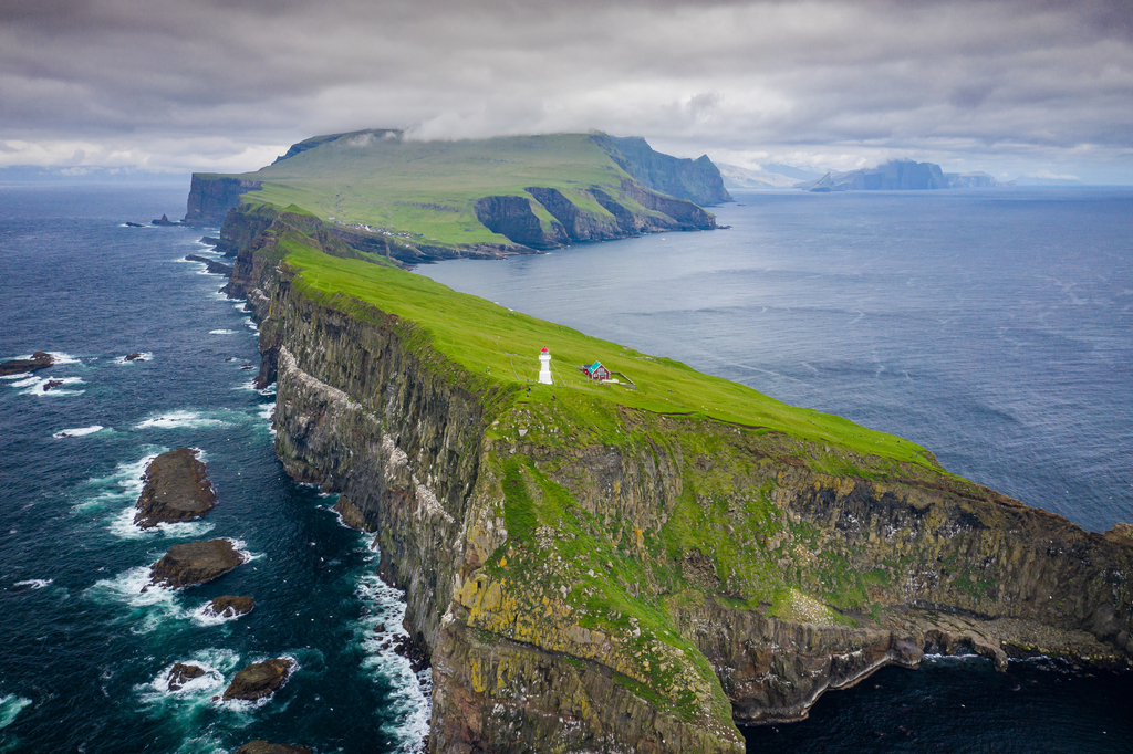 Lais Puzzle - Luftaufnahme des Leuchtturms auf der Insel Mykines auf den Färöer Inseln, Nordatlantik - 2.000 Teile p-287982