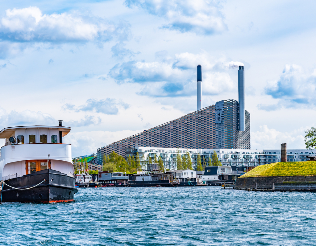 Lais Puzzle - Blick auf die Fabrik Amager Bakke mit der Skipiste auf dem Dach in Kopenhagen, Dänemark - 40, 100, 200, 500, 1.000 & 2.000 Teile p-288043