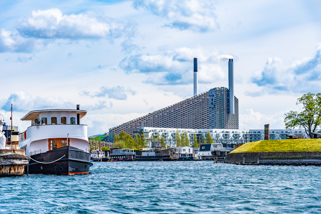Lais Puzzle - Blick auf die Fabrik Amager Bakke mit der Skipiste auf dem Dach in Kopenhagen, Dänemark - 2.000 Teile p-288048
