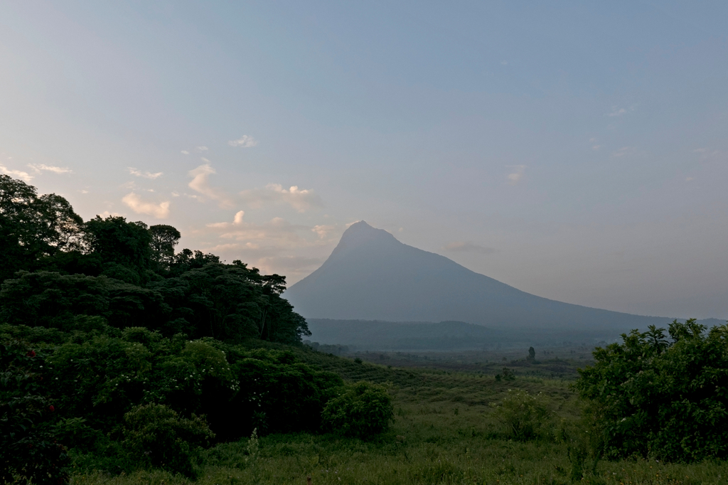 Lais Puzzle - Mikeno-Berg im Virunga-Nationalpark, Demokratische Republik Kongo - 2.000 Teile p-288216