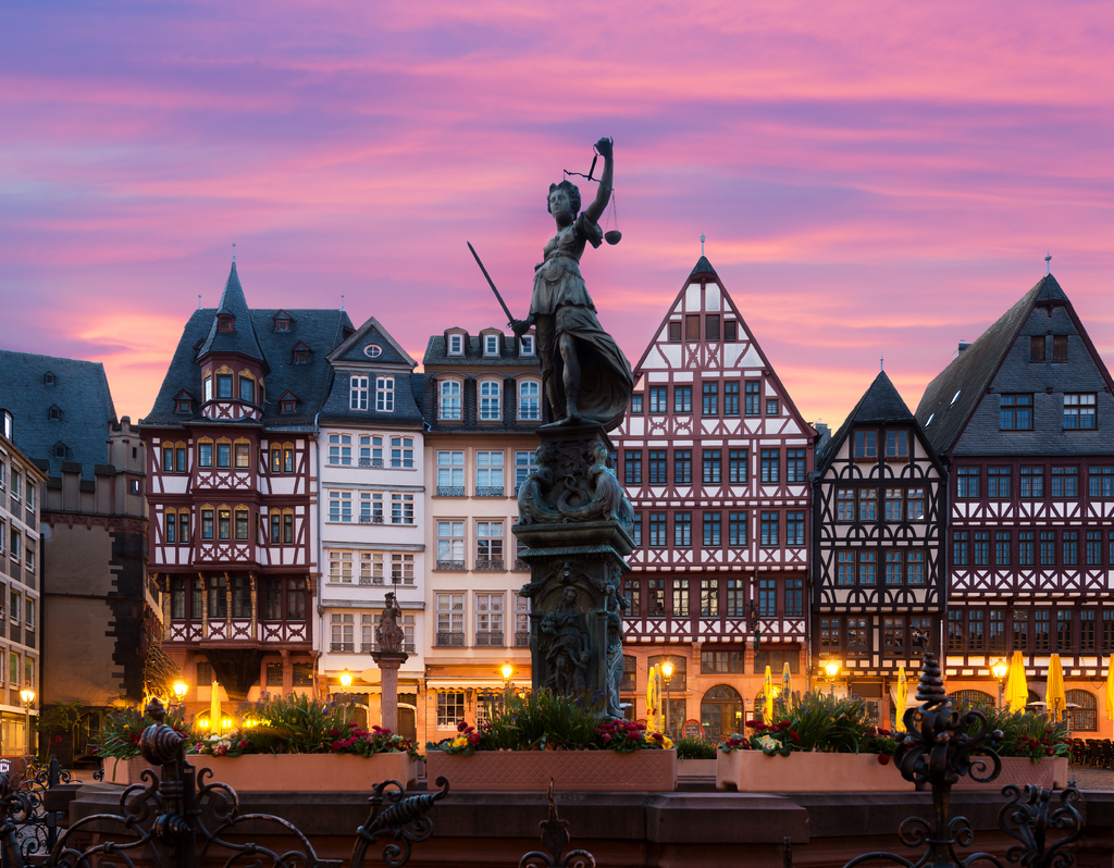 Lais Puzzle - Frankfurt Altstadtplatz am Römerberg mit Justitia-Statue - 40, 100, 200, 500, 1.000 & 2.000 Teile p-288397