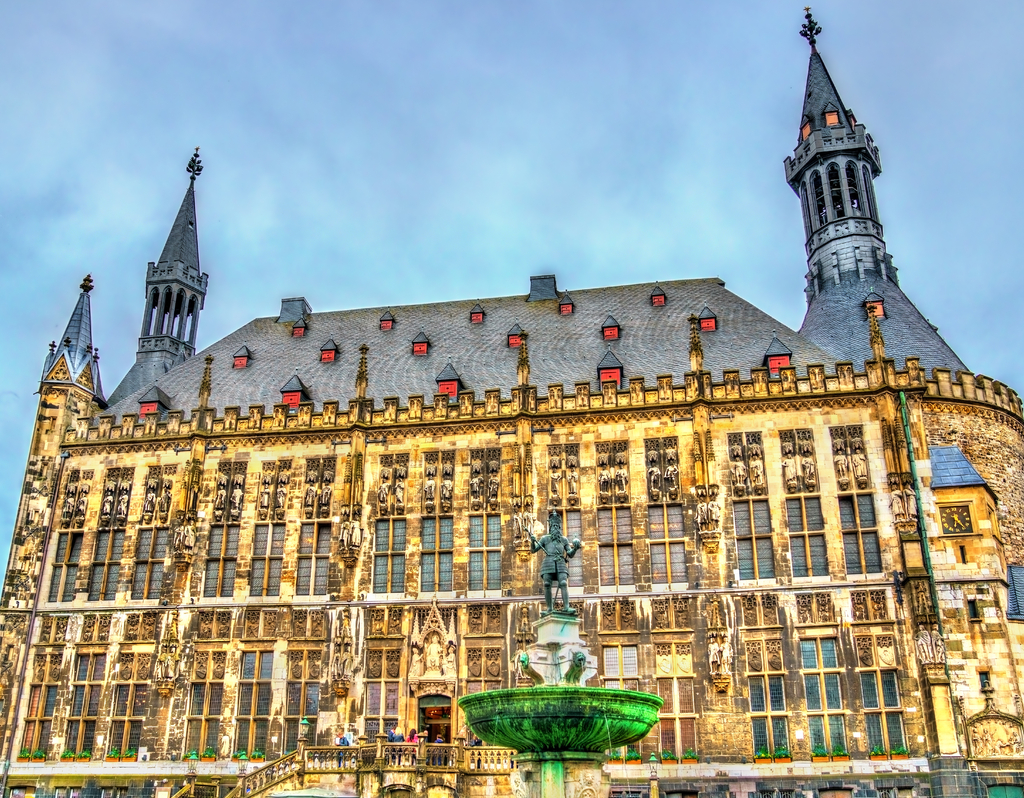 Lais Puzzle - Aachener Rathaus, das im gotischen Stil erbaute Rathaus von Aachen - 40, 100, 200, 500, 1.000 & 2.000 Teile p-288619