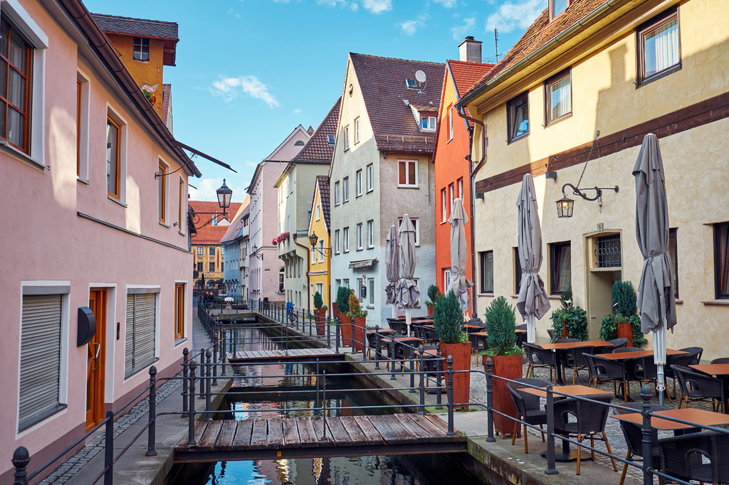 Lais Puzzle - Alte Straße mit Wasserkanal und Restaurant in Memmingen - 2.000 Teile p-289026