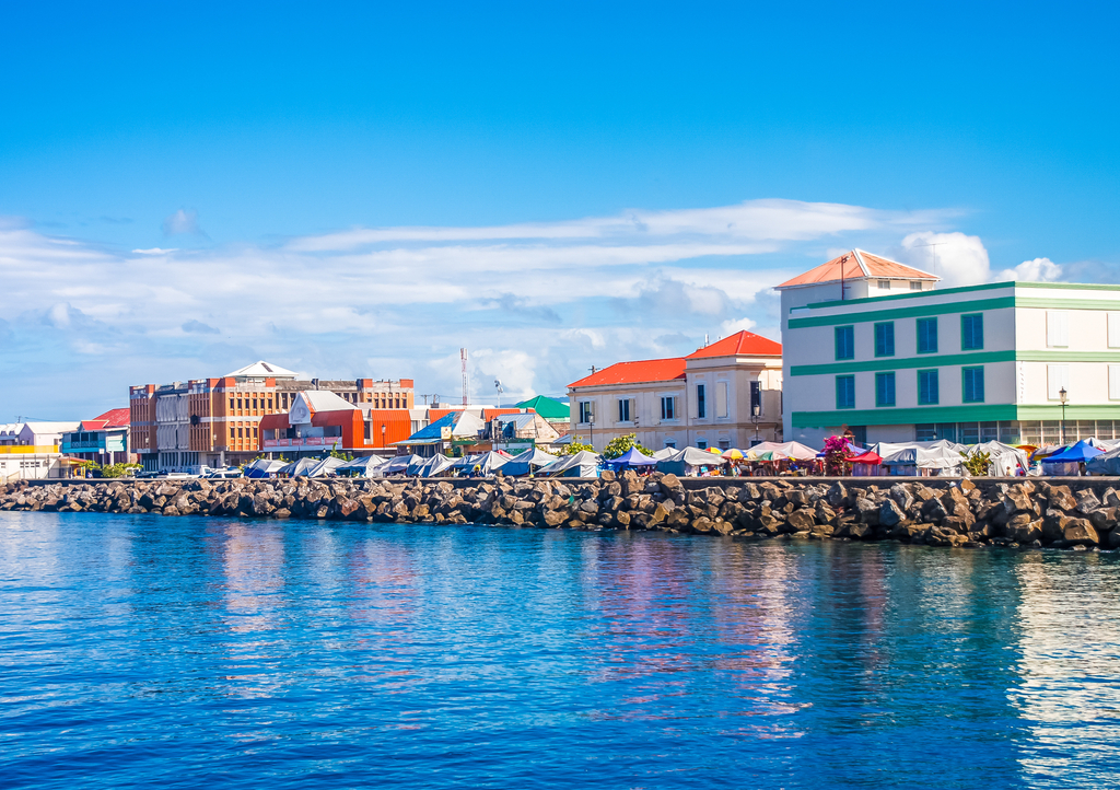 Lais Puzzle - Buntes Hafenviertel auf Dominica - 1.000 Teile p-289517