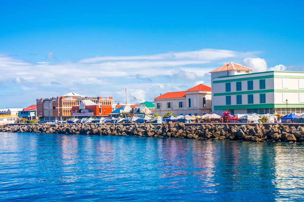 Lais Puzzle - Buntes Hafenviertel auf Dominica - 2.000 Teile p-289518