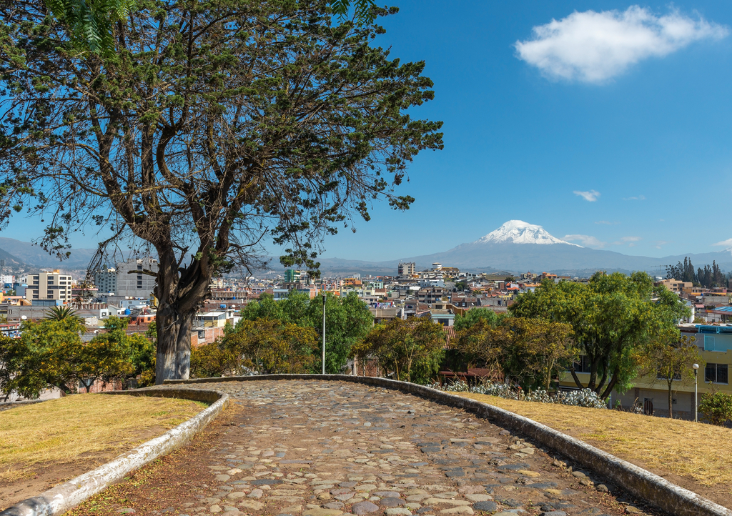 Lais Puzzle - Die Stadt Riobamba mit dem Vulkan Chimborazo im Hintergrund, Ecuador - 1.000 Teile p-289721
