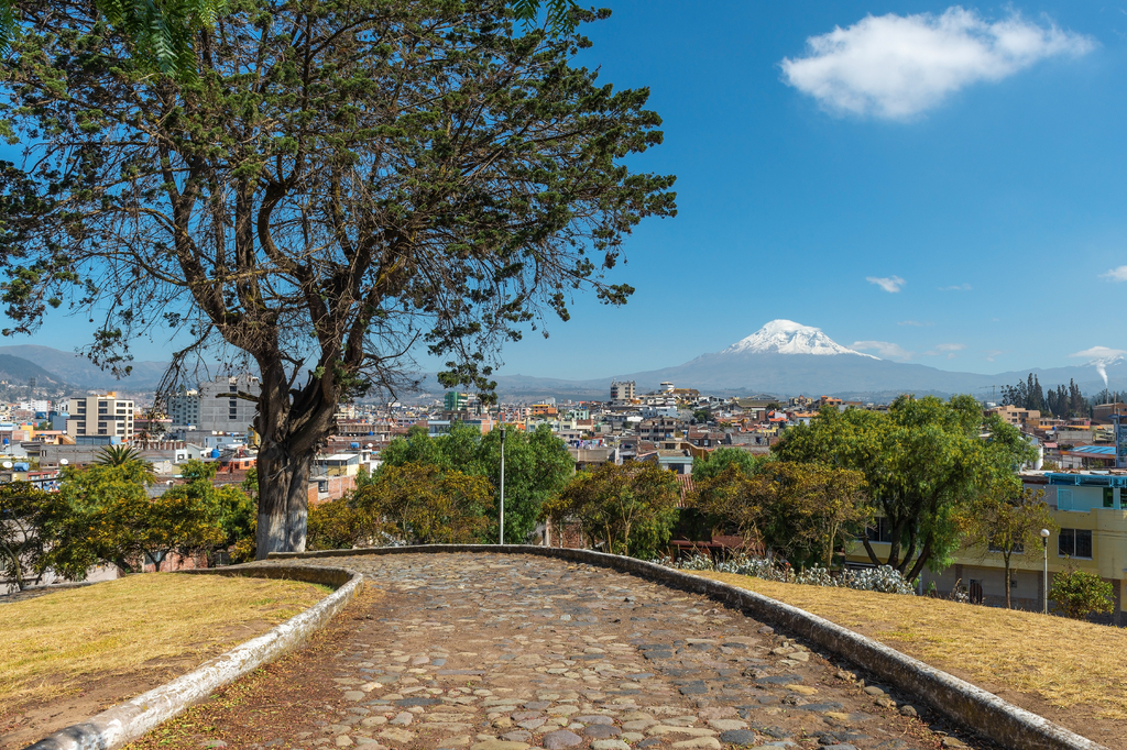 Lais Puzzle - Die Stadt Riobamba mit dem Vulkan Chimborazo im Hintergrund, Ecuador - 2.000 Teile p-289722