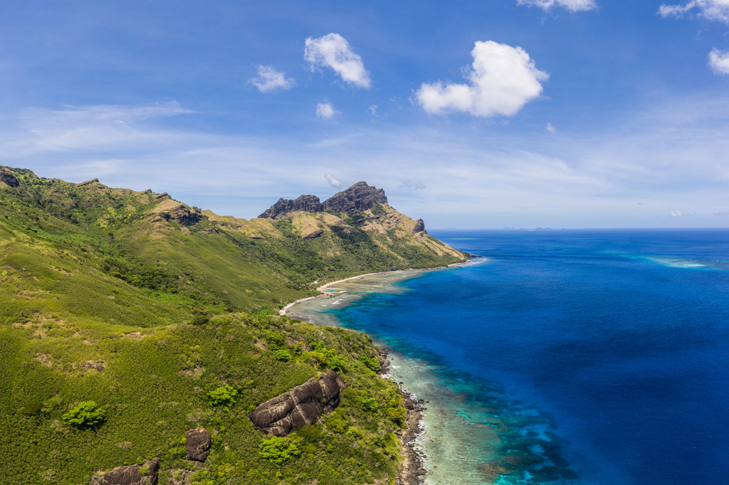 Lais Puzzle - Wilde Küste der tropischen Insel Waya in der Yasawa-Inselgruppe in Fidschi im Südpazifik - 2.000 Teile p-289872