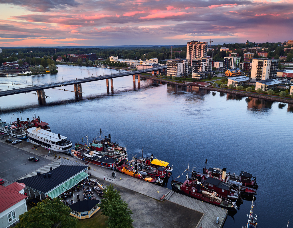 Lais Puzzle - Luftaufnahme von Retro-Dampfschiffen an der Anlegestelle am Fluss Pielisjoki in Joensuu, Finnland. Am Himmel erstaunlich hellen Sonnenuntergang - 40, 100, 200, 500, 1.000 & 2.000 Teile p-290131