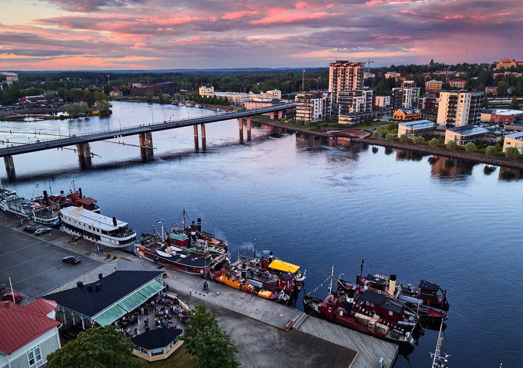 Lais Puzzle - Luftaufnahme von Retro-Dampfschiffen an der Anlegestelle am Fluss Pielisjoki in Joensuu, Finnland. Am Himmel erstaunlich hellen Sonnenuntergang - 1.000 Teile p-290135