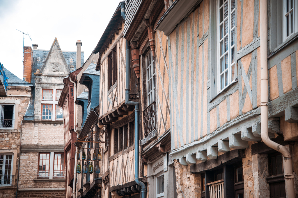 Lais Puzzle - Ansicht eines antiken Gebäudes in der Altstadt von Le Mans, Frankreich - 2.000 Teile p-291558