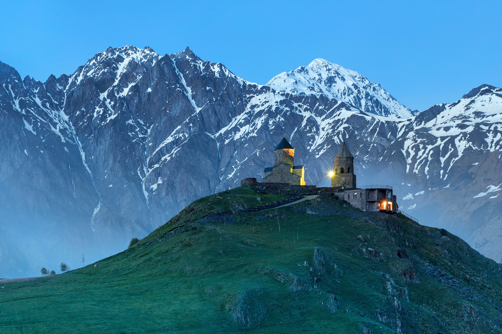 Lais Puzzle - Blick auf eine alte Kirche in der Dämmerung in Georgien - 2.000 Teile p-291756