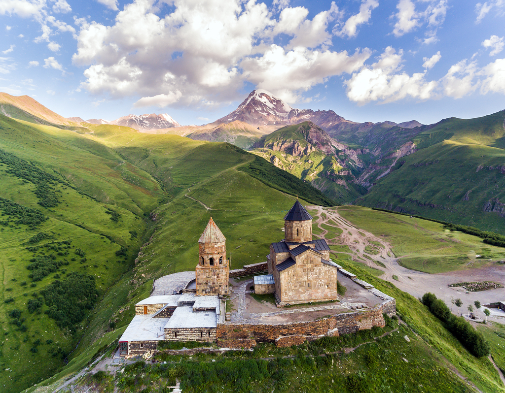 Lais Puzzle - Gergeti Dreifaltigkeitskirche oder Tsminda Sameba - Heilige Dreifaltigkeitskirche in der Nähe des Dorfes Gergeti in Georgien - 40, 100, 200, 500, 1.000 & 2.000 Teile p-291757