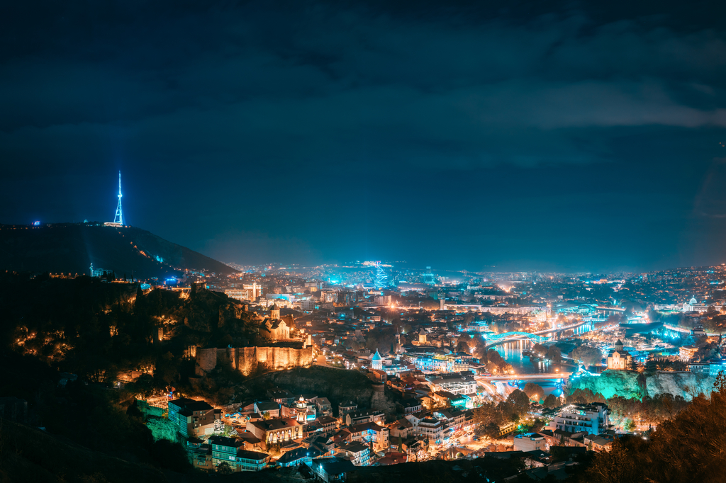 Lais Puzzle - Tiflis, Georgien. Top View of Cityscape Skyline Stadt in der Nacht Beleuchtungen. Georgische Hauptstadt - 2.000 Teile p-291834