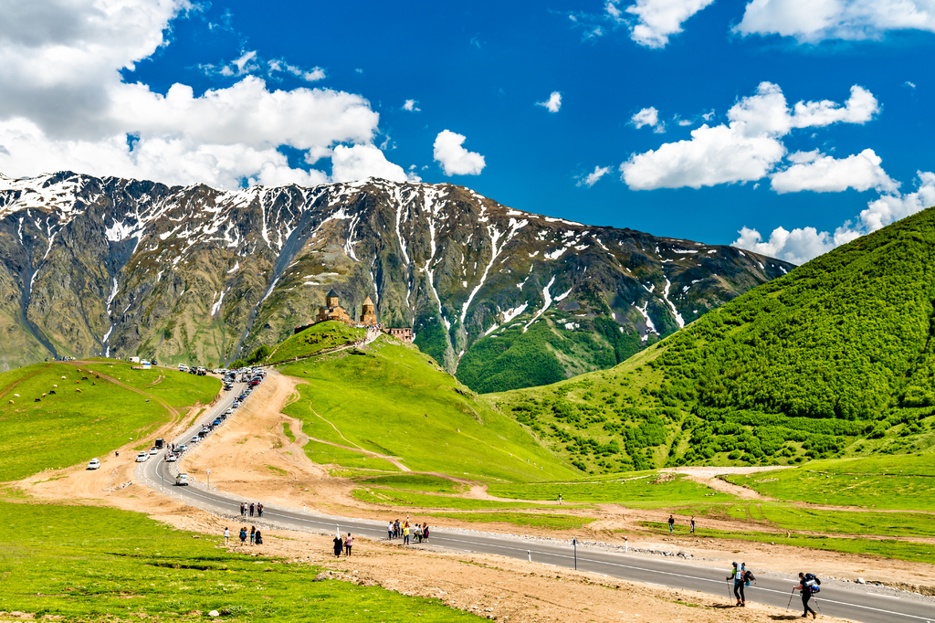 Lais Puzzle - Touristen auf dem Weg zur Dreifaltigkeitskirche Gergeti unter dem Berg Kazbegi in Georgien - 2.000 Teile p-291846