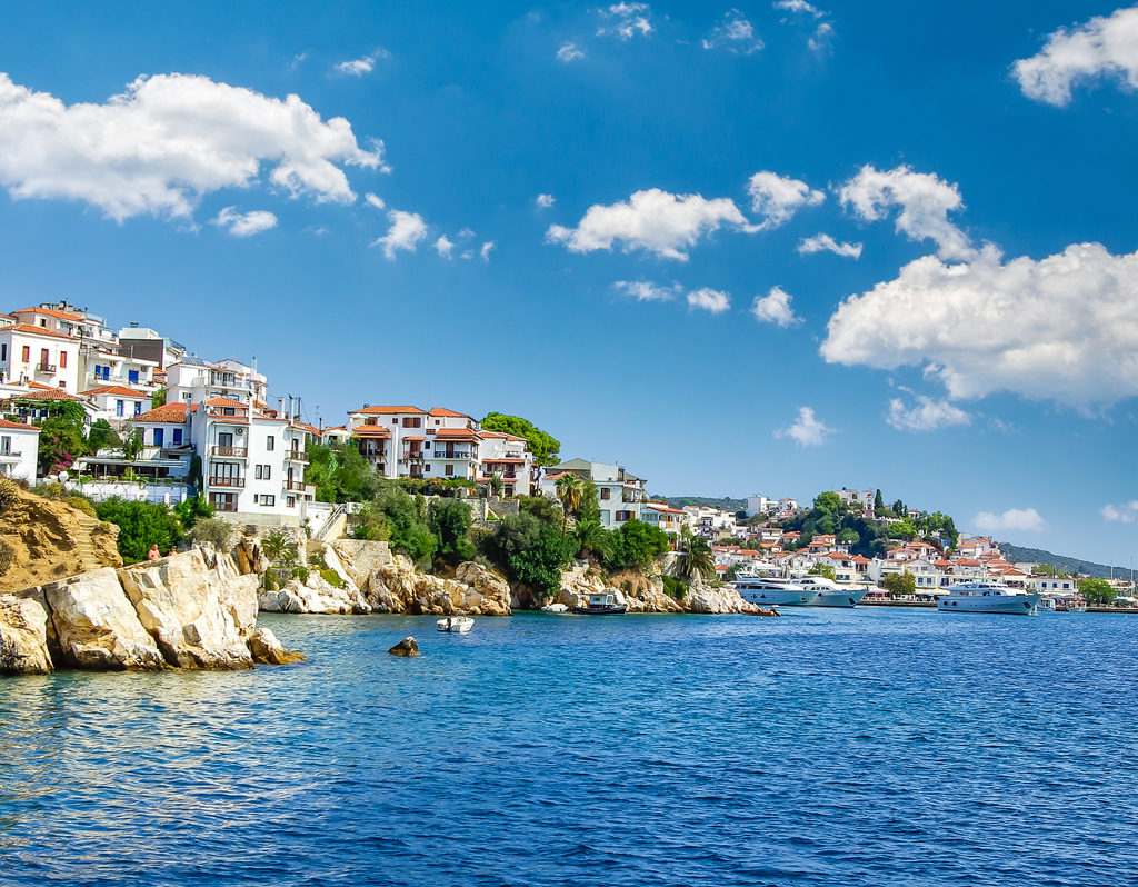 Lais Puzzle - Skiathos Stadt auf der Insel Skiathos, Griechenland. Schöner Blick auf die Altstadt mit Booten im Hafen - 40, 100, 200, 500, 1.000 & 2.000 Teile p-292093
