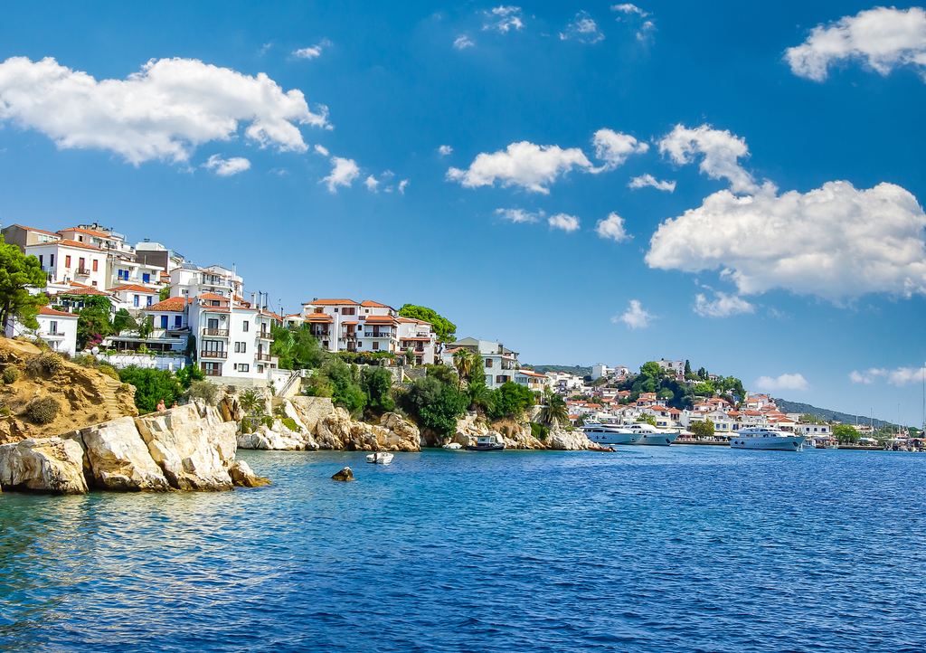 Lais Puzzle - Skiathos Stadt auf der Insel Skiathos, Griechenland. Schöner Blick auf die Altstadt mit Booten im Hafen - 1.000 Teile p-292097