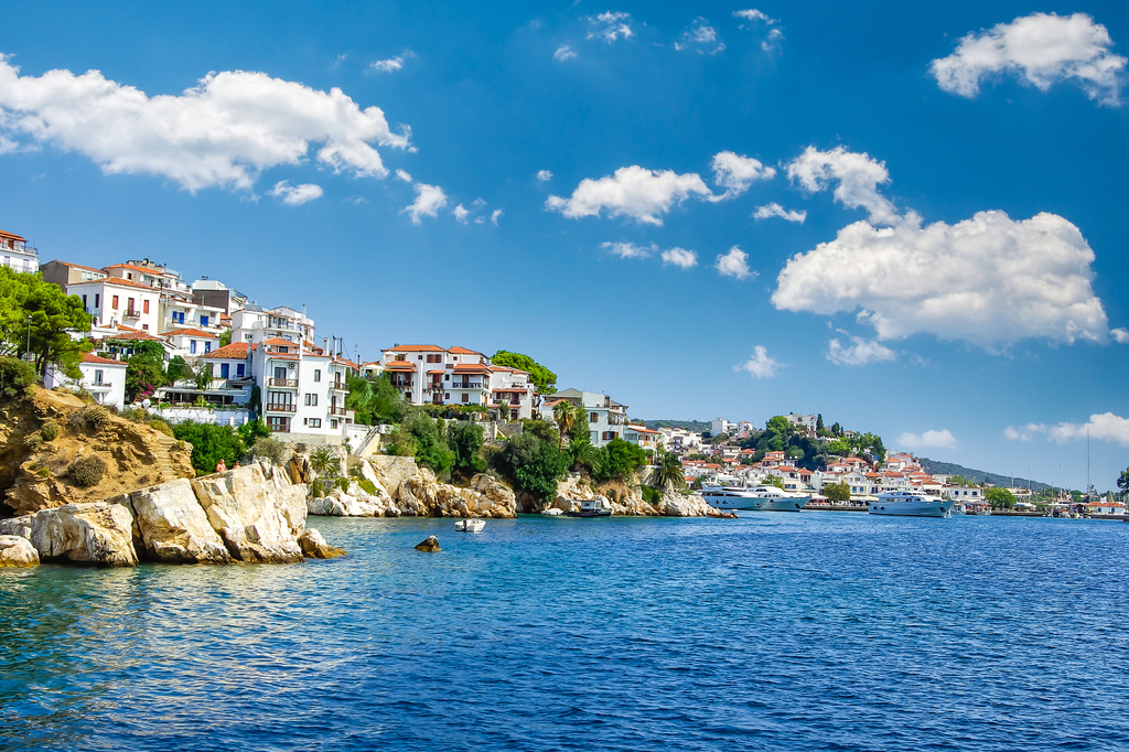 Lais Puzzle - Skiathos Stadt auf der Insel Skiathos, Griechenland. Schöner Blick auf die Altstadt mit Booten im Hafen - 2.000 Teile p-292098