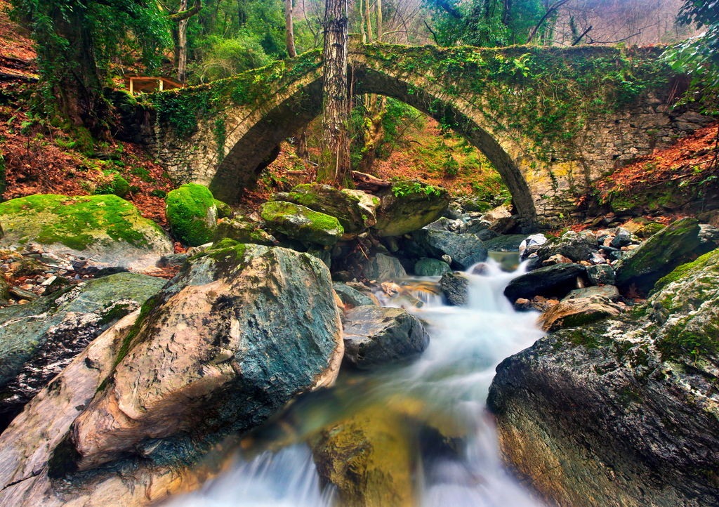 Lais Puzzle - Die alte Steinbrücke (erbaut im Jahr 1787) in der Nähe des Dorfes Tsangarada, Berg Pelion, Präfektur Magnesia, Thessalien, Griechenland - 1.000 Teile p-292565