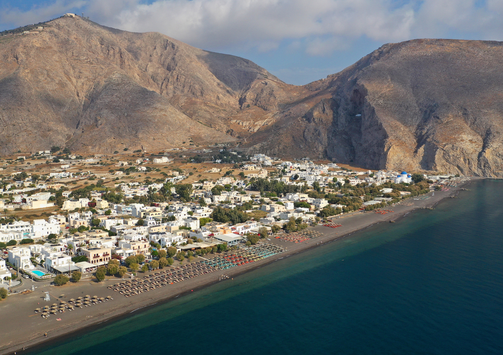 Lais Puzzle - Der berühmte Vulkanstrand und die Bucht des Dorfes Perissa, Insel Santorin, Kykladen, Griechenland - 1.000 Teile p-292715