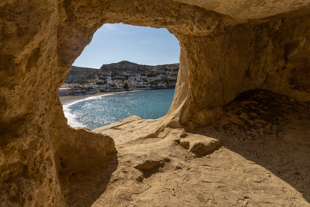 Lais Puzzle - Beeindruckende römische Katakomben in den Sandsteinfelsen über dem Strand von Matala, Kreta, Griechenland - 2.000 Teile p-292920