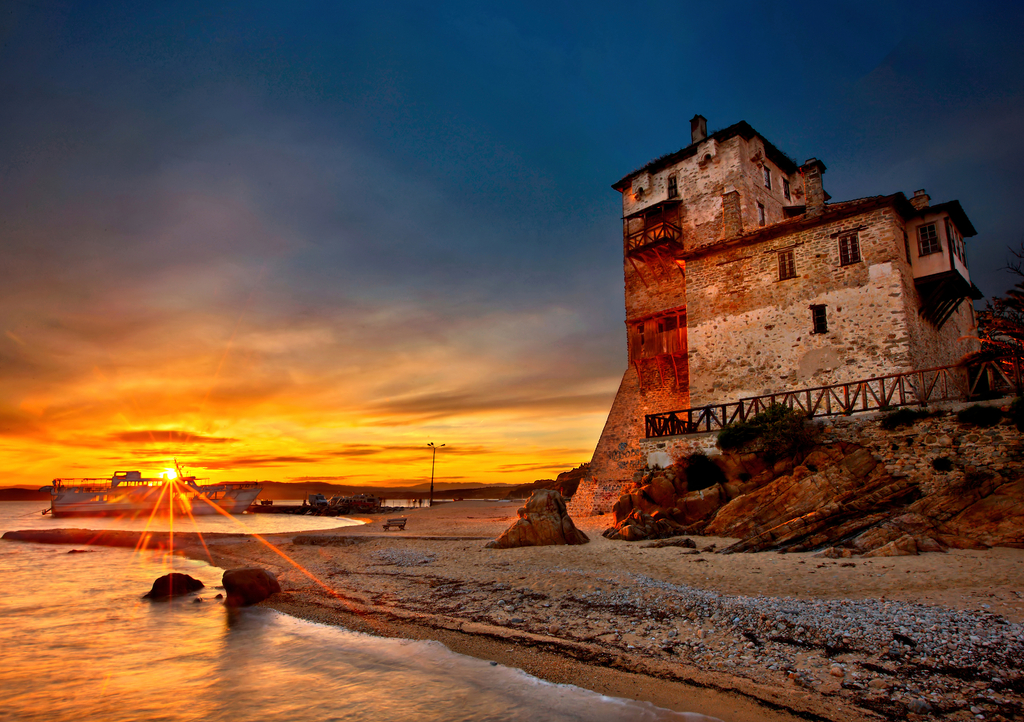Lais Puzzle - Sonnenuntergangsfoto neben dem Turm von Ouranoupolis ("Prosphorios-Turm"), Chalkidiki, Mazedonien, Griechenland. Ouranoupolis ist das Tor zum Berg Athos, bekannt als "Agion Oros". - 1.000 Teile p-293003