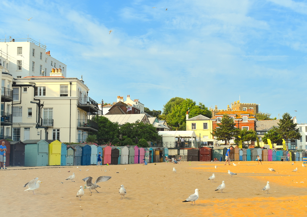 Lais Puzzle - Bunte Strandhütten am Strand, Viking Bay, Broadstairs, Kent, Großbritannien - 1.000 Teile p-293837