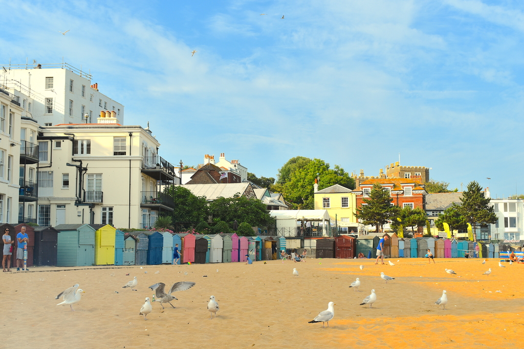 Lais Puzzle - Bunte Strandhütten am Strand, Viking Bay, Broadstairs, Kent, Großbritannien - 2.000 Teile p-293838