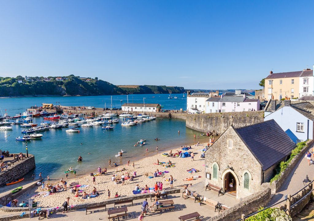 Lais Puzzle - Panorama von Tenby an einem heißen Sommertag, Wales, Vereinigtes Königreich. Ein malerisches und buntes Dorf an der Küste von Wales - 1.000 Teile p-293873