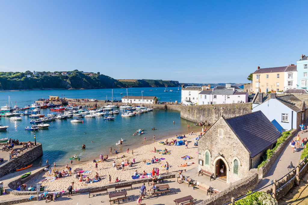 Lais Puzzle - Panorama von Tenby an einem heißen Sommertag, Wales, Vereinigtes Königreich. Ein malerisches und buntes Dorf an der Küste von Wales - 2.000 Teile p-293874
