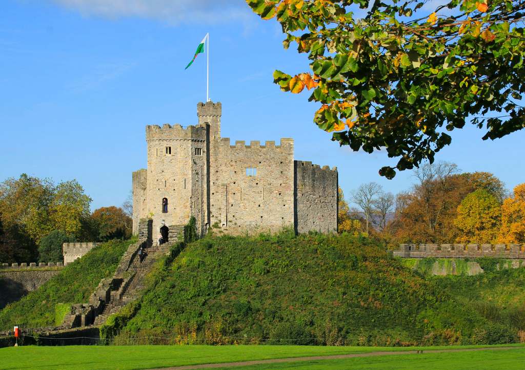 Lais Puzzle - Cardiff Castle von außen im Zentrum von Cardiff in der Herbstsonne - 1.000 Teile p-294521