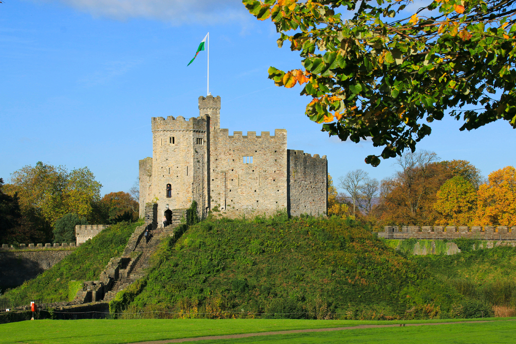 Lais Puzzle - Cardiff Castle von außen im Zentrum von Cardiff in der Herbstsonne - 2.000 Teile p-294522