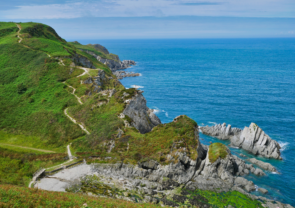 Lais Puzzle - Die Küste von Nord-Devon in der Nähe von Lee Bay zeigt die steil abfallenden Schieferschichten der Morte Slates Formation - ein Sedimentgestein, das in der Devonzeit entstand - 1.000 Teile p-294695